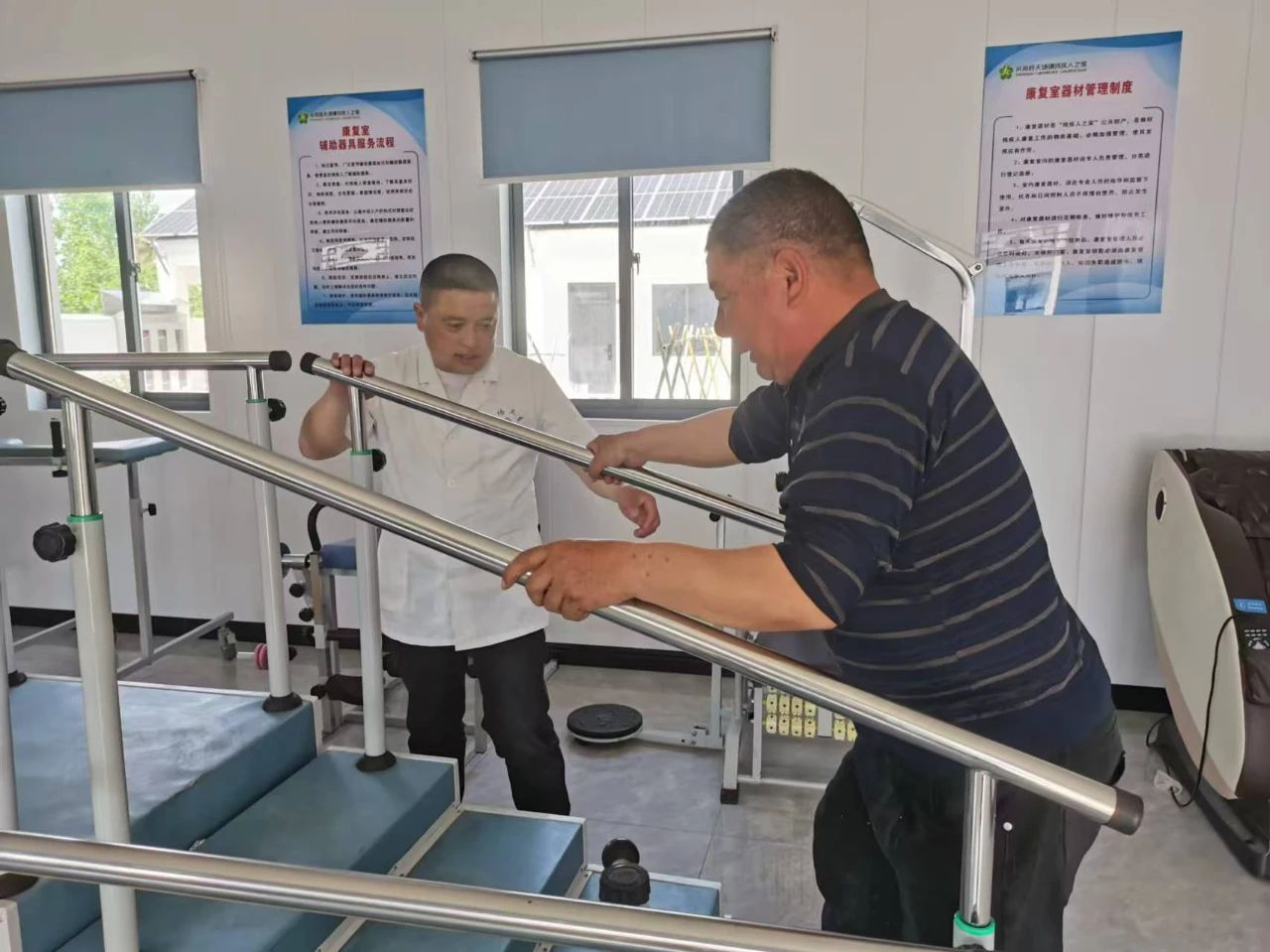 图为盐城日间照料-日常康复锻炼